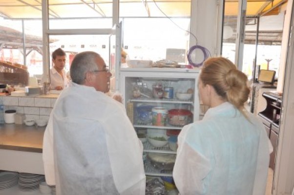 Unităţi de alimentaţie publică de pe litoral, amendate cu 6.400 lei